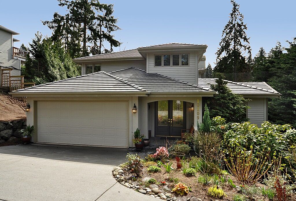 Property Photo: 10209 SE 16th St WA 98004