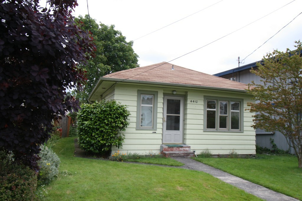 Property Photo:  4410 38th Ave S  WA 98118 