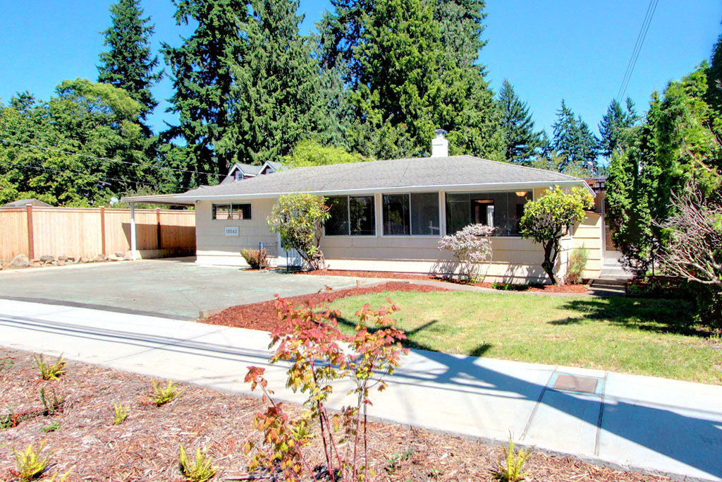 Property Photo:  18542 Ashworth Ave N  WA 98133 