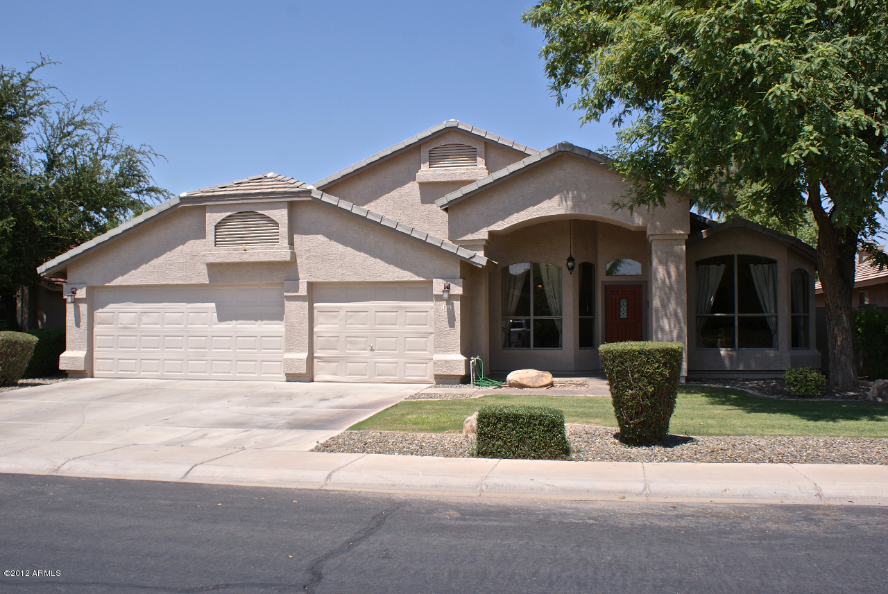 Property Photo:  1122 E Liberty Lane  AZ 85296 