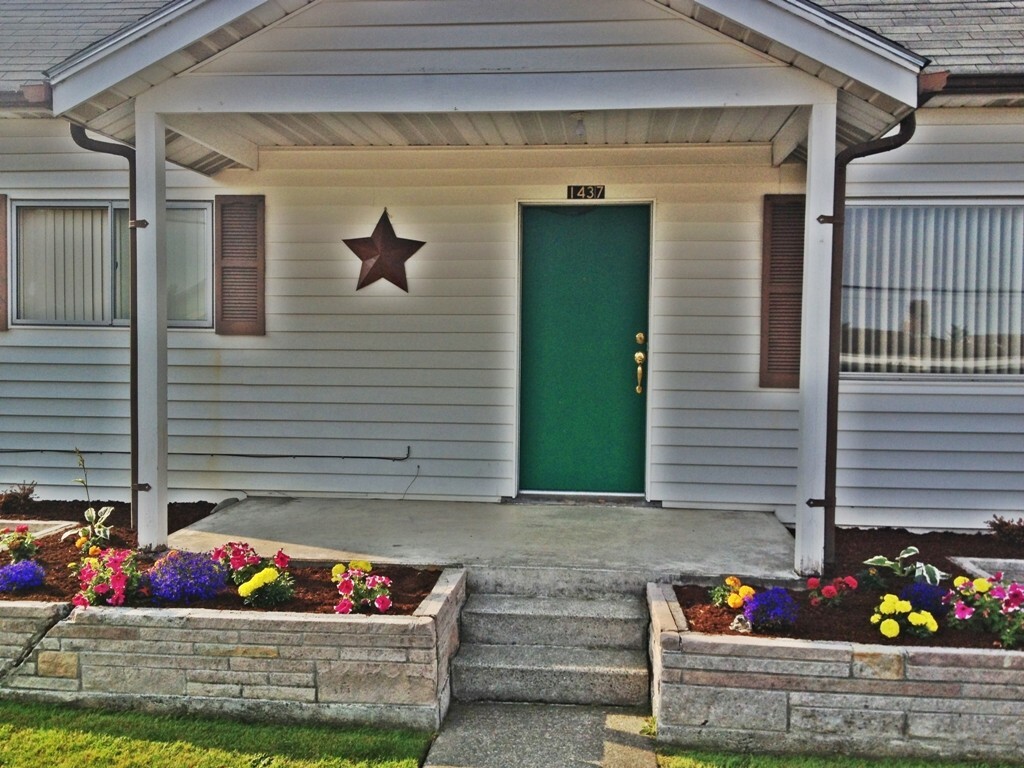 Property Photo: 1437 E Main St WA 98321