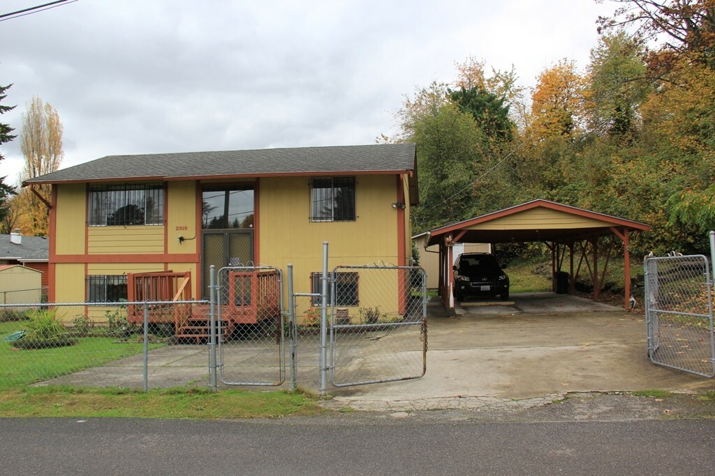 Property Photo:  2919 S Hudson St  WA 98108 