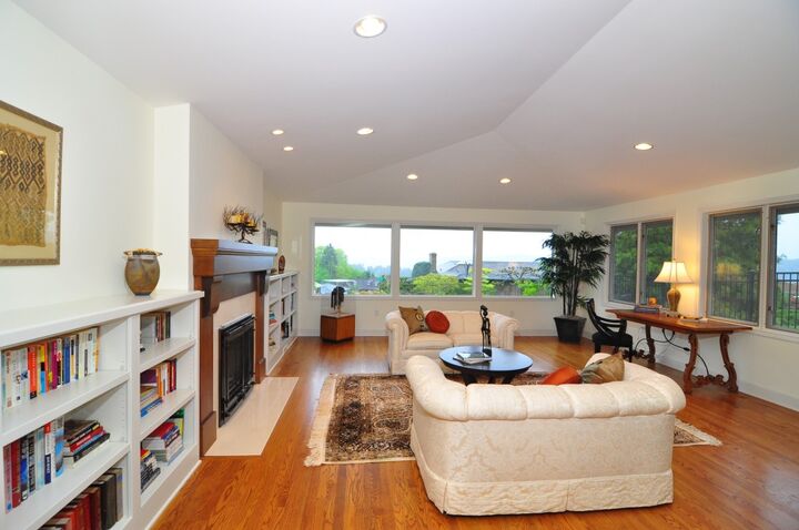 Property Photo: 8470 Inverness Dr NE WA 98115