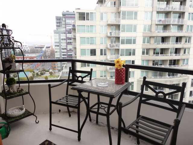 Property Photo: 2621 2nd Ave 1202 WA 98121