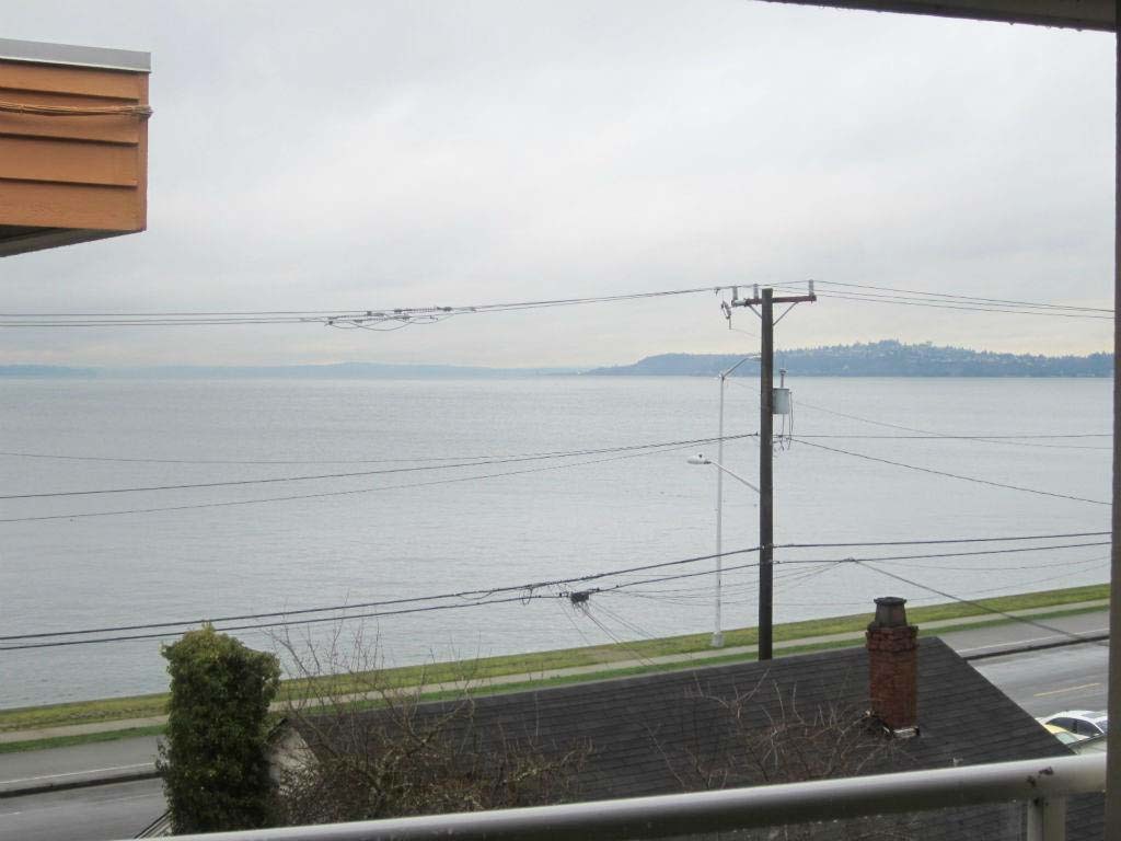 Property Photo:  2104 Alki Ave SW 405  WA 98116 