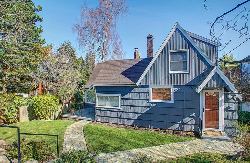 Property Photo:  7550 Ravenna Ave NE  WA 98115 