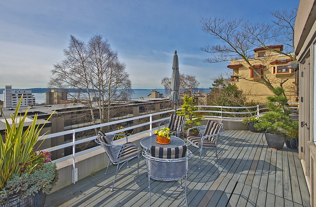 Property Photo:  341 W Olympic Place 2  WA 98119 