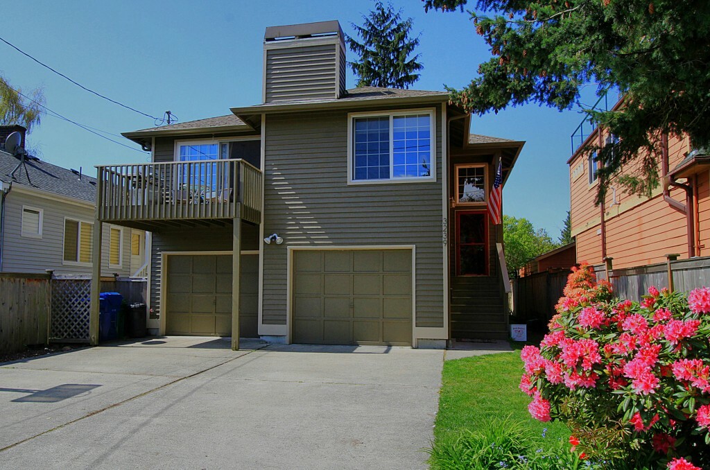 Property Photo:  3239 Walnut Ave SW  WA 98116 