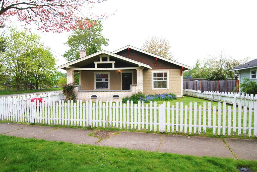 Property Photo:  1013 4th Ave SE  WA 98372 