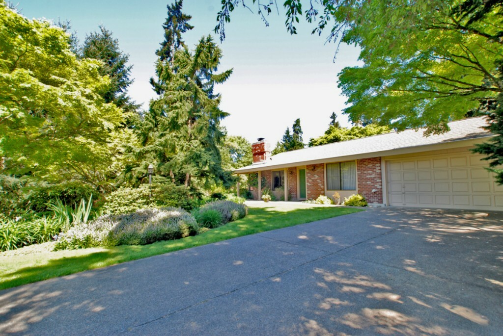 Property Photo:  8420 SE 33rd Place  WA 98040 