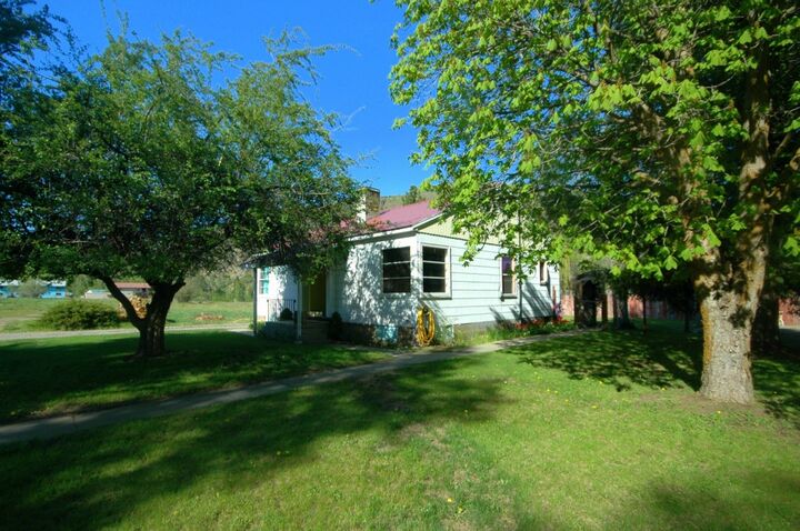 Property Photo:  306 Canyon St  WA 98856 