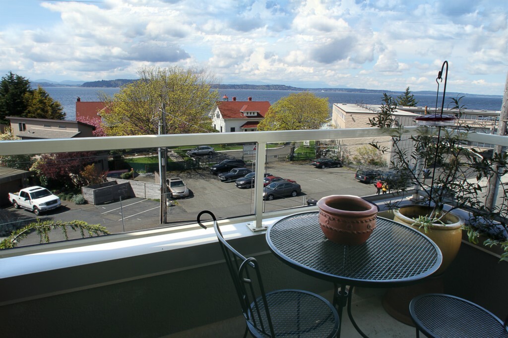 Property Photo: 3204 Alki Ave SW 5 WA 98116