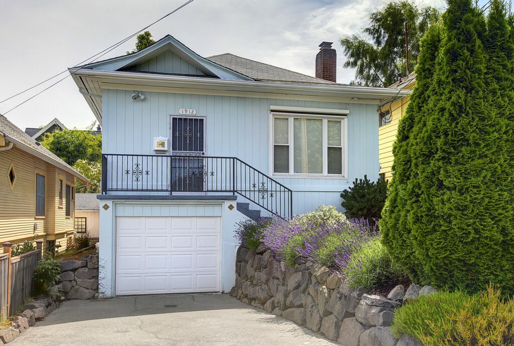 Property Photo:  1912 Nob Hill Ave N  WA 98109 