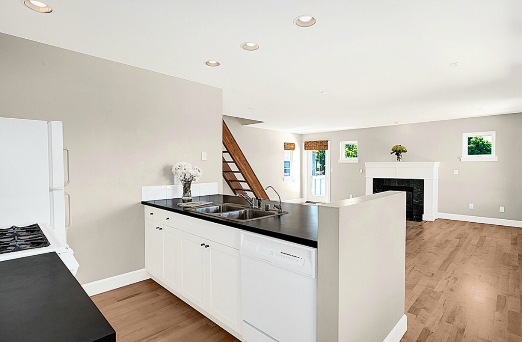 Property Photo: 116 22nd Ave 114 WA 98122