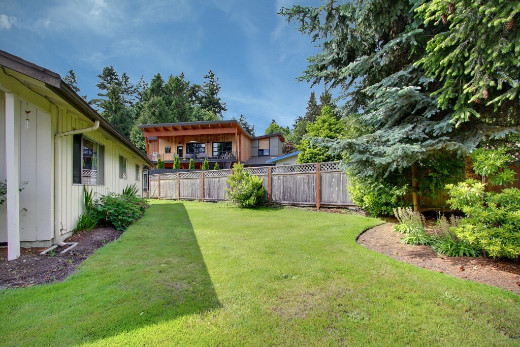 Property Photo: 1215 5th St WA 98003