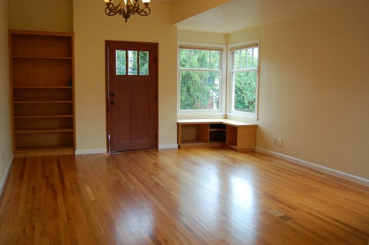 Property Photo:  4013 2nd Avenue NE  WA 98105 