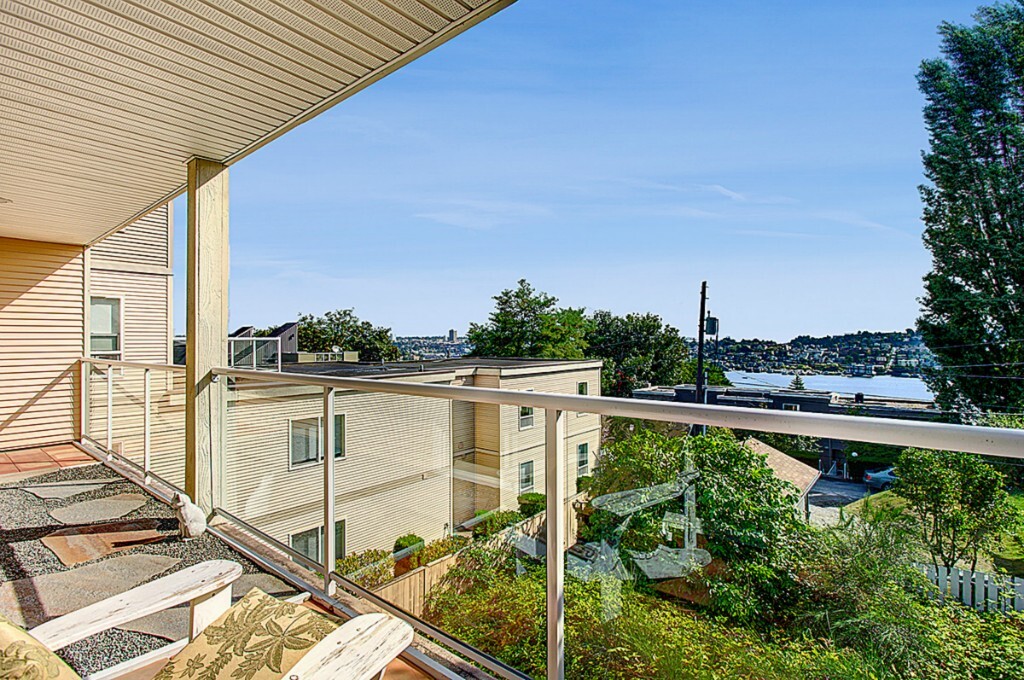 Property Photo: 559 McGraw St 303 WA 98109