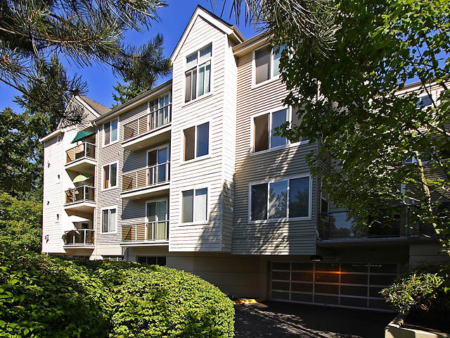 Property Photo: 6831 NE 170th Street 202 WA 98028