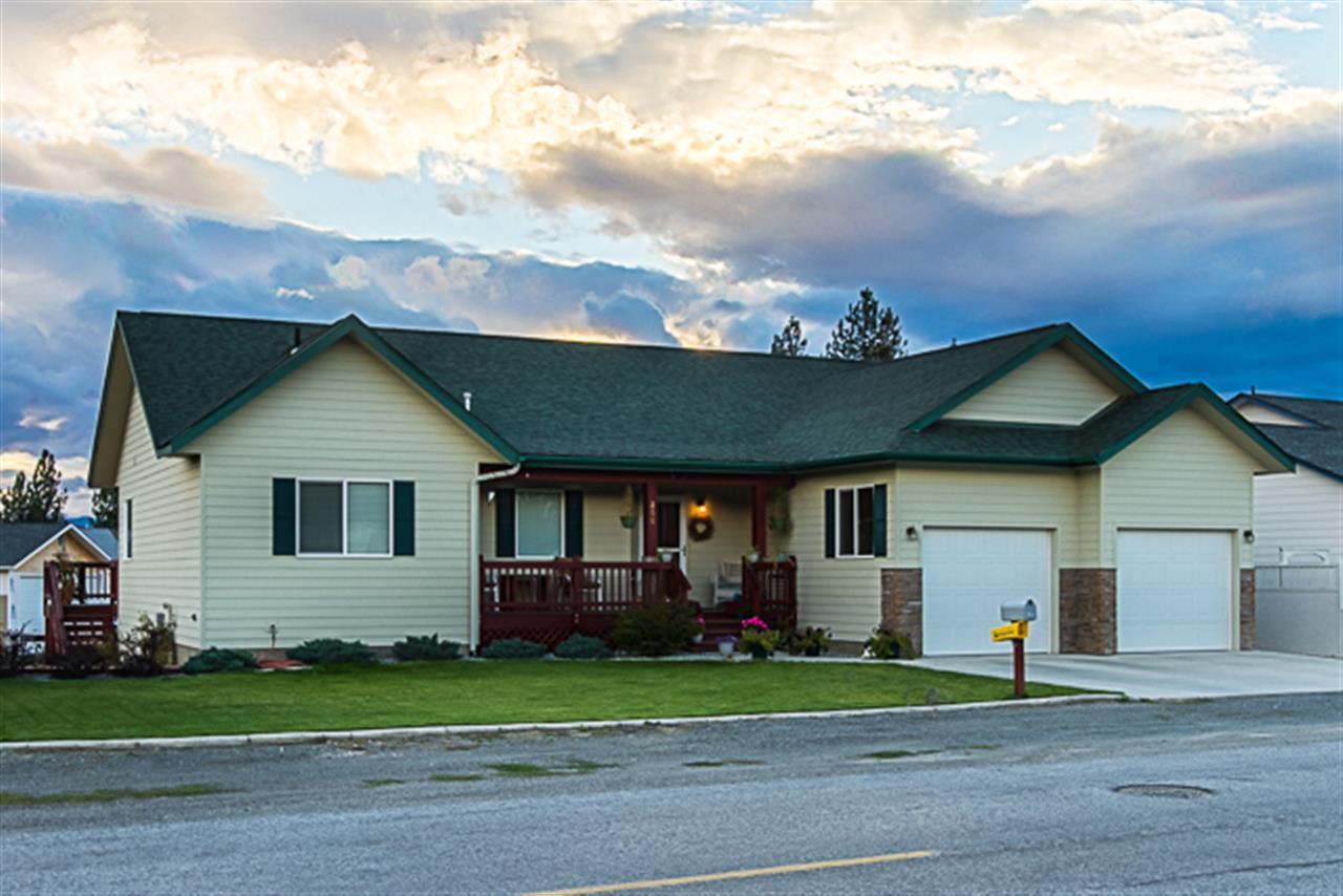 Property Photo: 206 E Evergreen Dr WA 99141