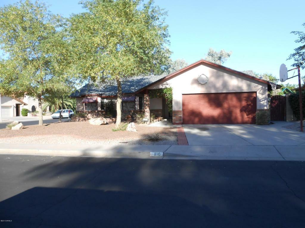 Property Photo:  910 N Somerset Circle  AZ 85205 