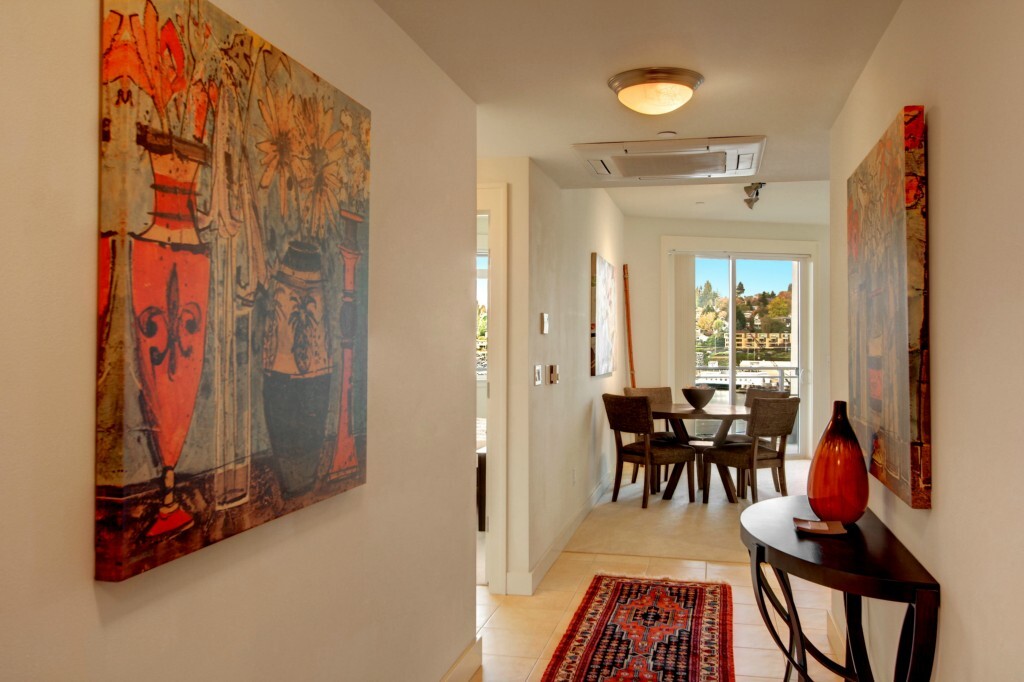 Property Photo: 3217 Eastlake Ave E 205 WA 98102