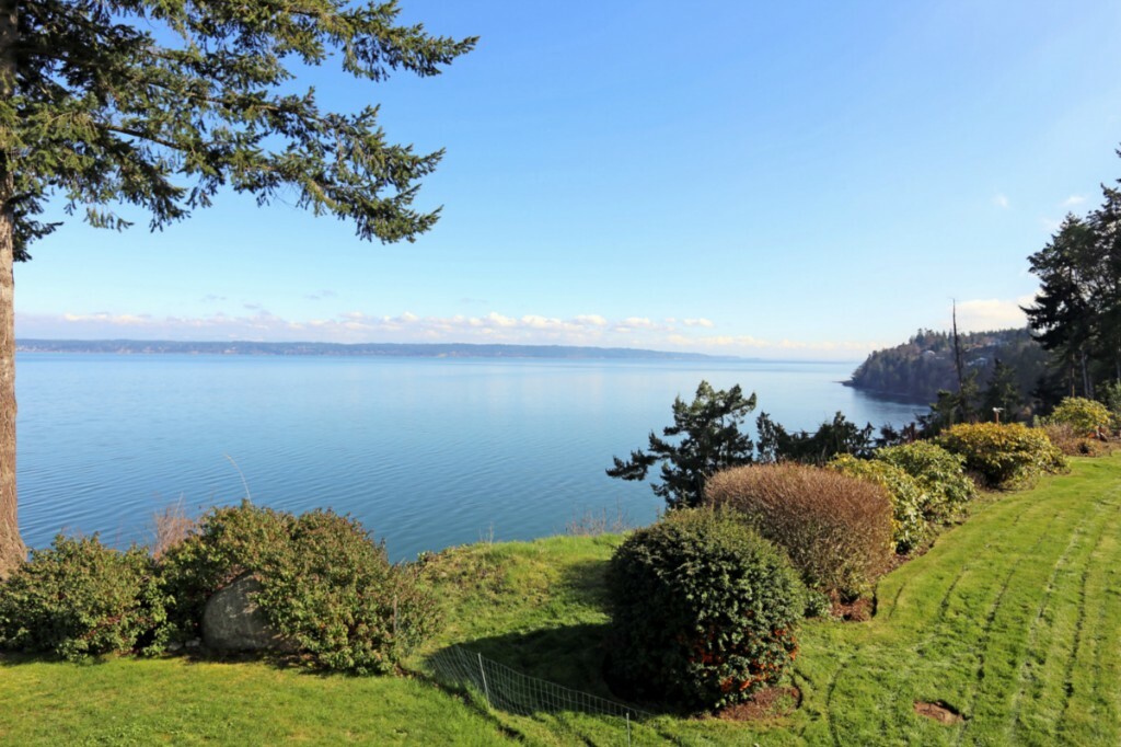 Property Photo: 1655 Country Club Dr WA 98282