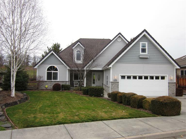 Property Photo: 221 Princeville Dr OR