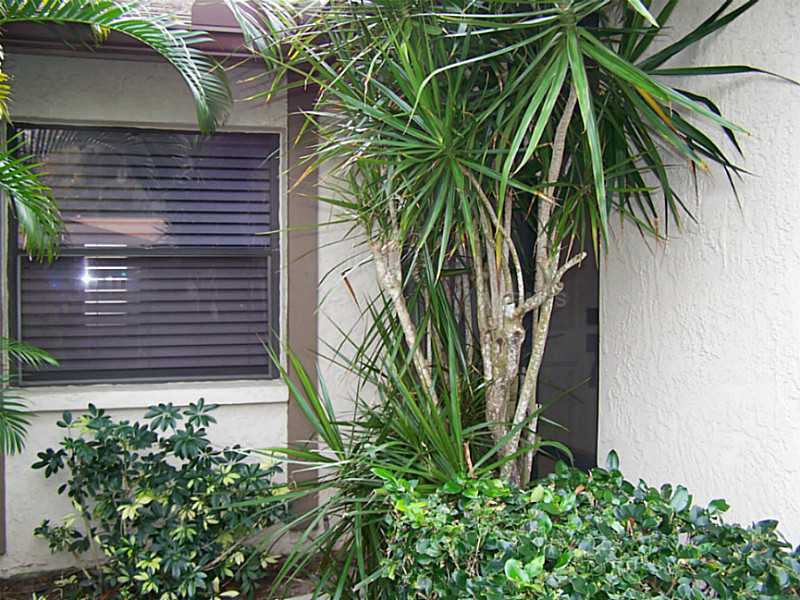 Property Photo:  512 Oak Hill Circle 10  FL 34232 