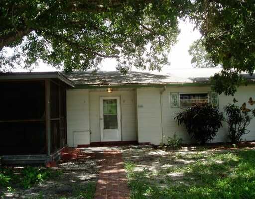 Property Photo: 5305 15th Street Court E FL 34203