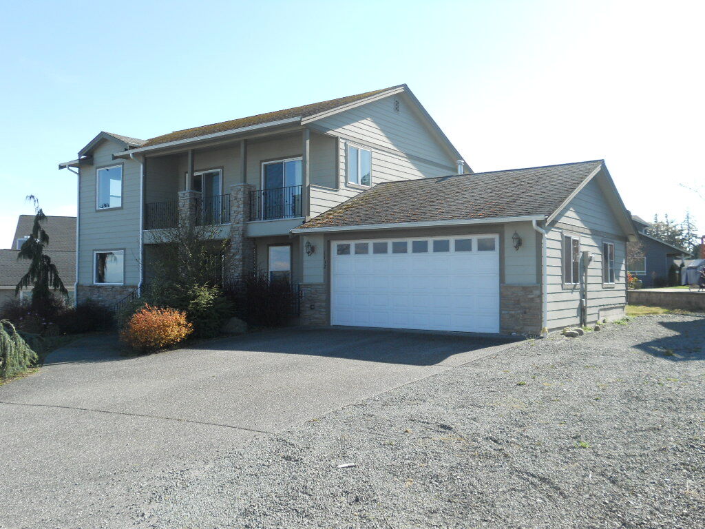 Property Photo: 1132 Rolling Dr WA 98282