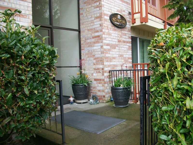 Property Photo:  425 45th St 305  WA 98203 
