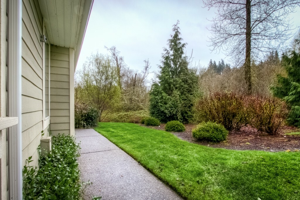 Property Photo:  2104 Newport Wy NW  WA 98027 