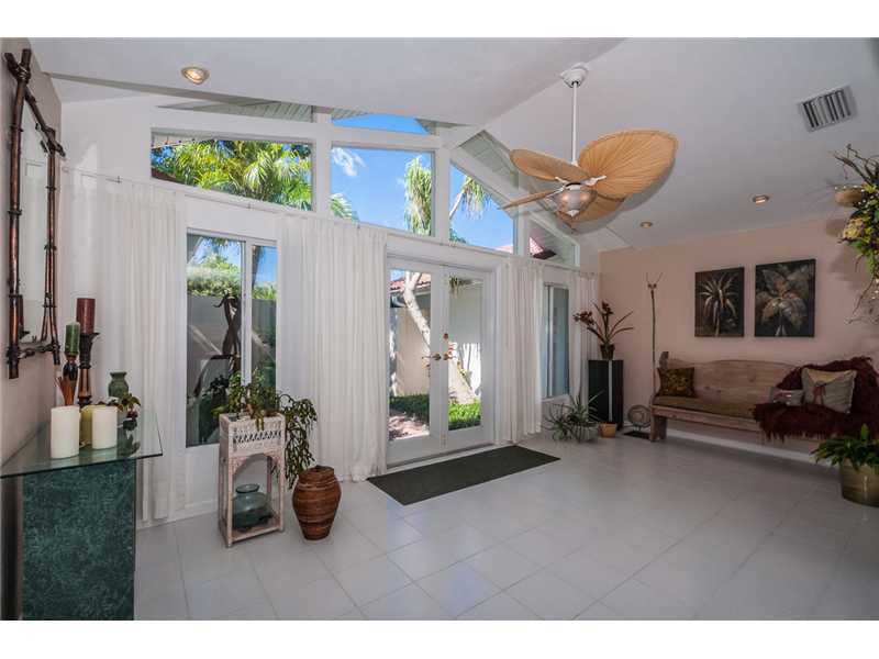Property Photo: 5810 Bahama Way S FL 33706