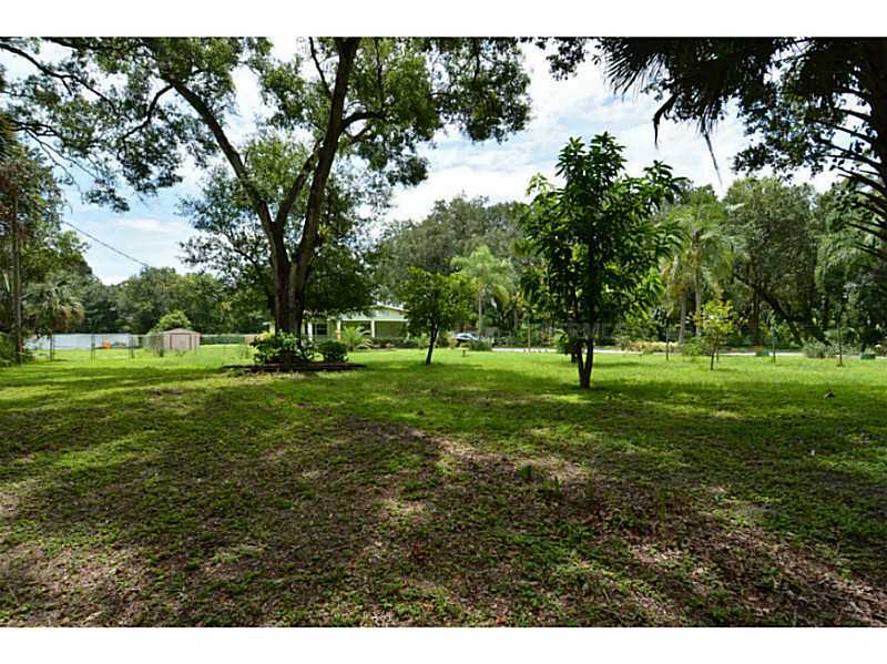 Property Photo:  2416 Maydell Drive  FL 33619 