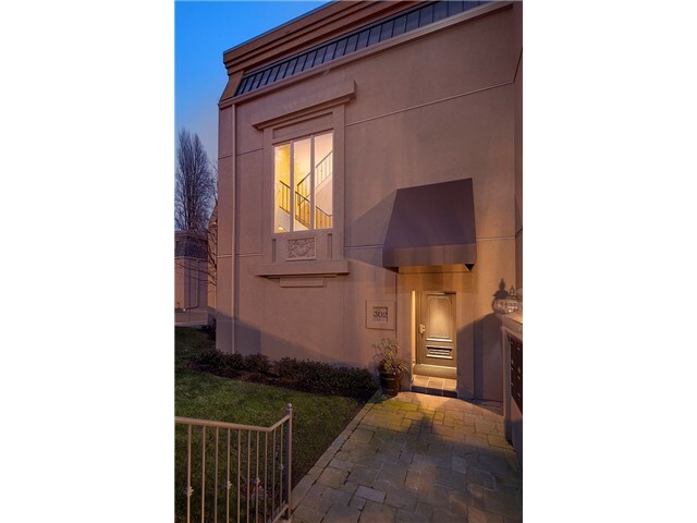 Property Photo:  302 Lakeside Ave S 201  WA 98144 