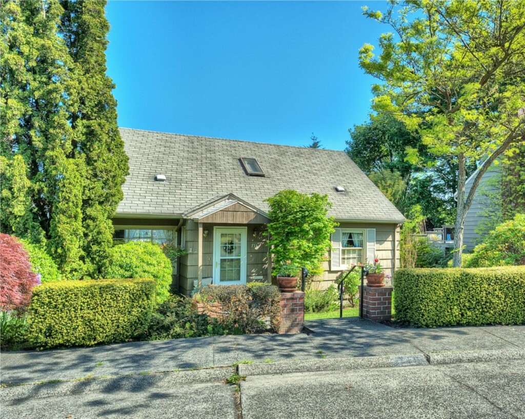 Property Photo:  716 W Etruria St  WA 98119 