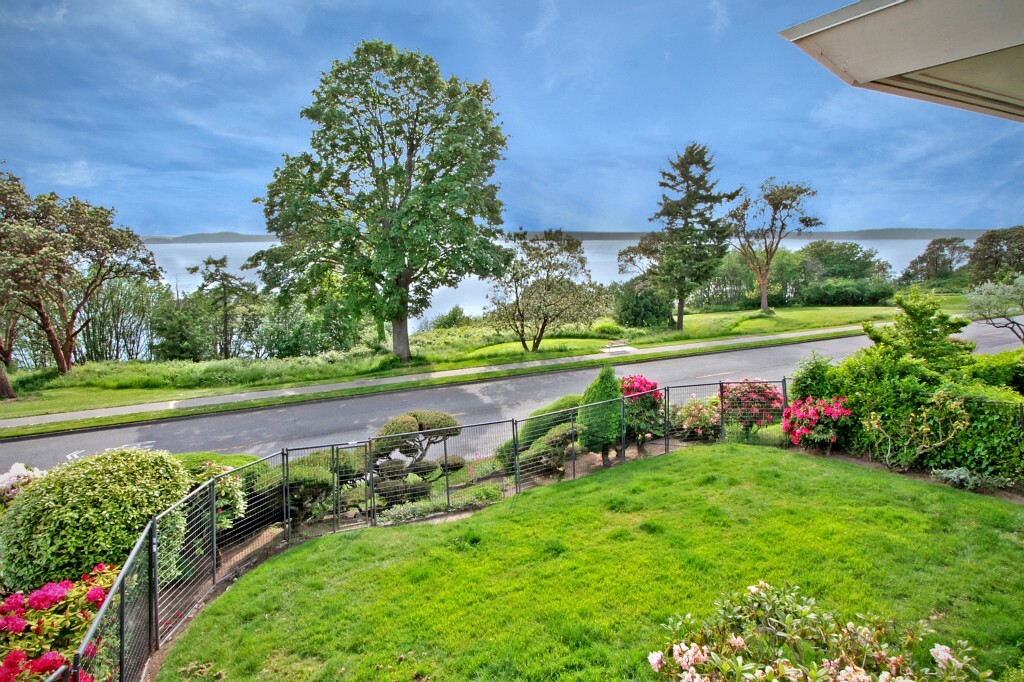 Property Photo:  2432 Magnolia Blvd W  WA 98199 