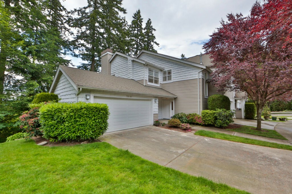 Property Photo: 710 228th St SW N 201 WA 98021