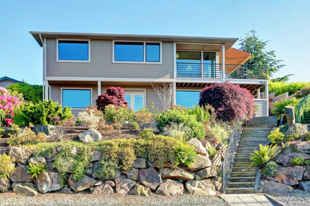 Property Photo:  744 Walnut St  WA 98020 