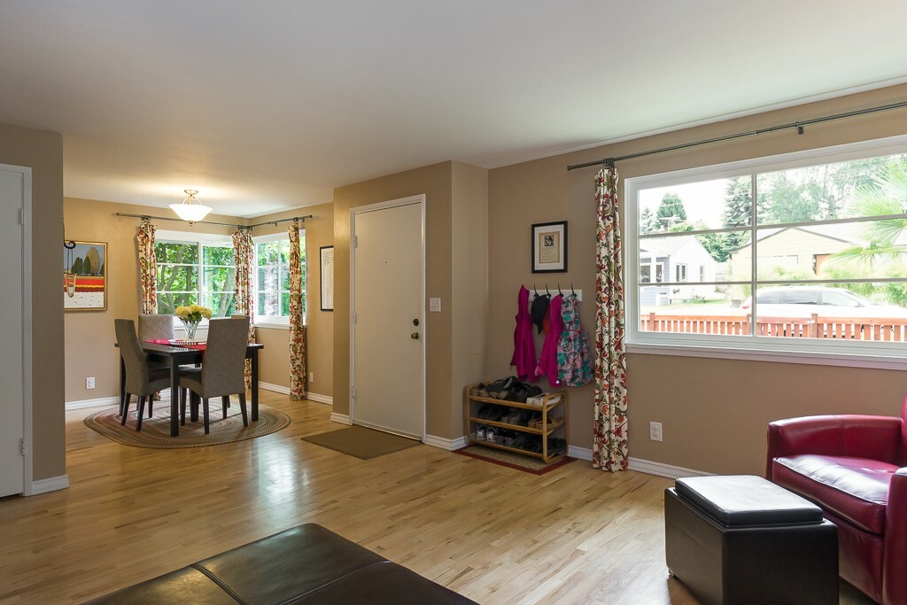 Property Photo: 1026 NE 95th St WA 98115