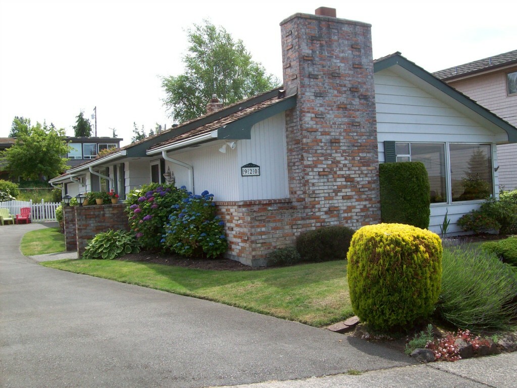 Property Photo:  920 Alder St  WA 98020 