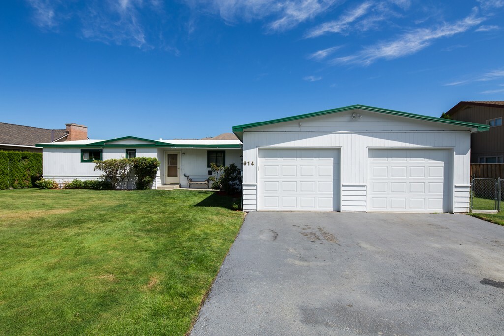 Property Photo:  614 W Lakeshore Place  WA 98816 