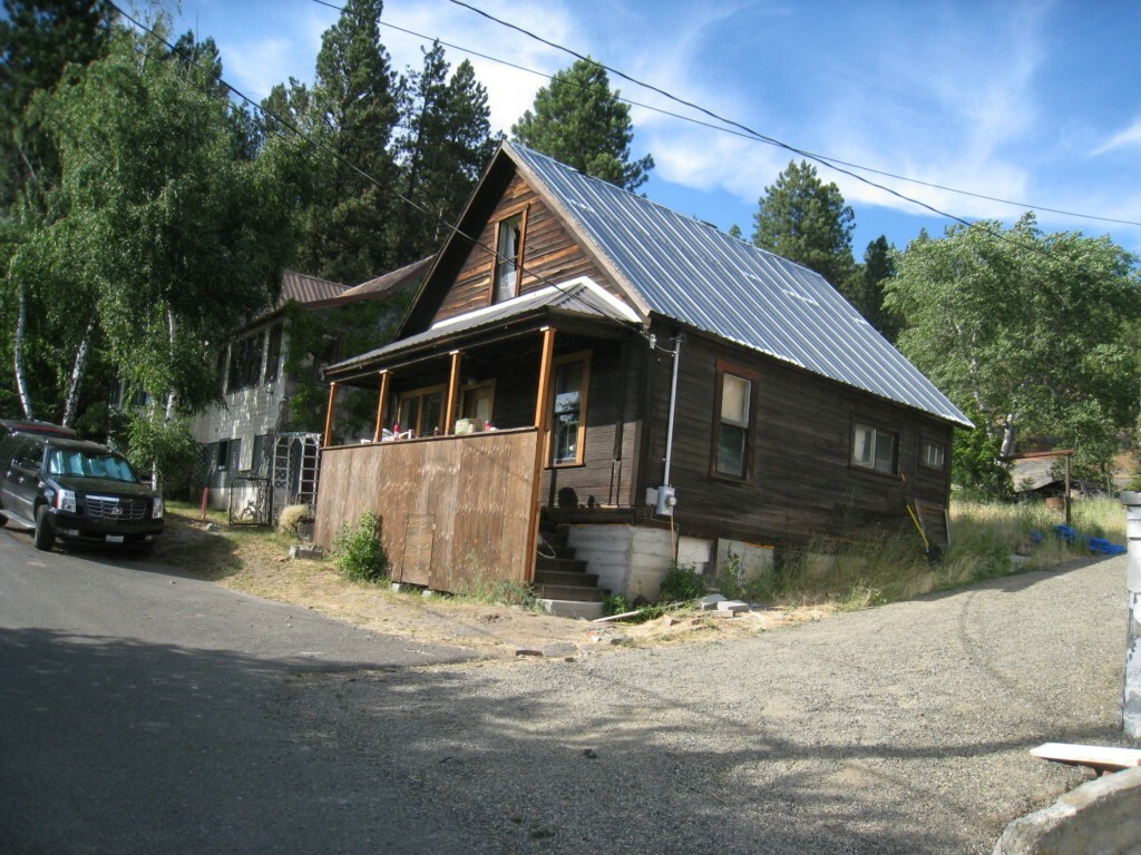 Property Photo: 207 N D St WA 98941