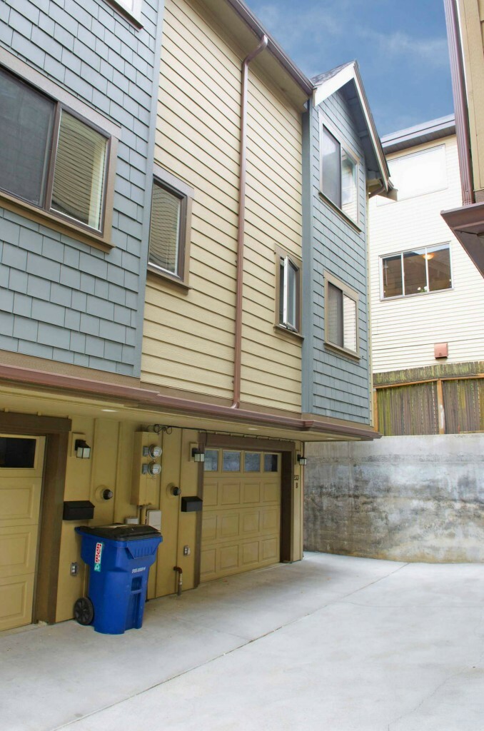 Property Photo:  2331 W Crockett St B  WA 98199 