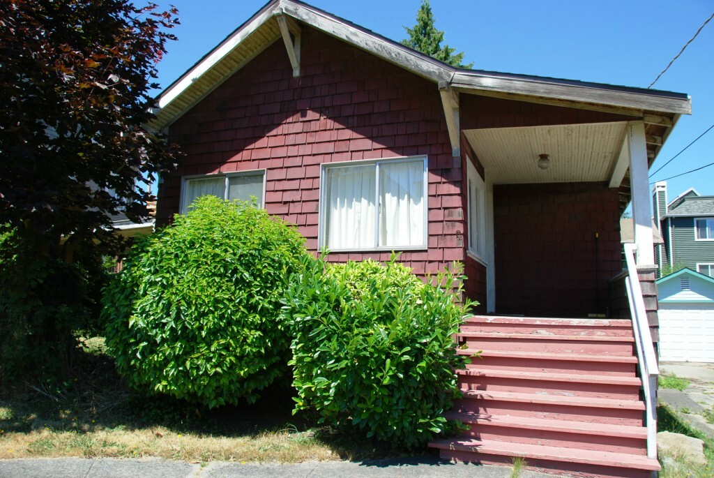 Property Photo:  2414 W Newton St  WA 98199 