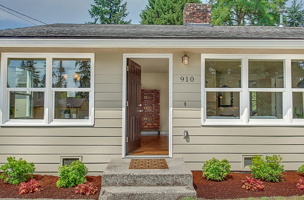 Property Photo:  910 NE 117th St  WA 98125 