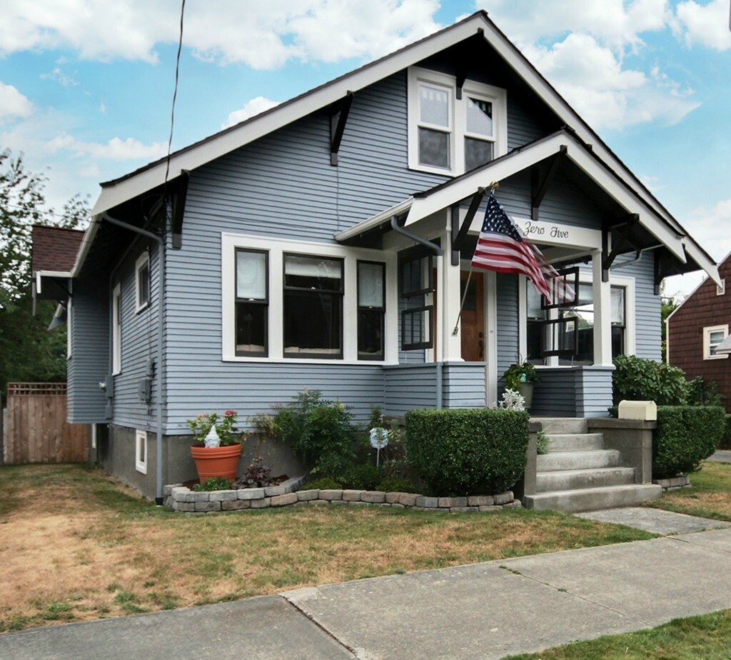 Property Photo:  505 Wells Ave S  WA 98057 