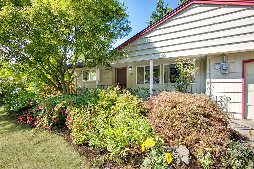 Property Photo:  1304 N 169th St  WA 98133 