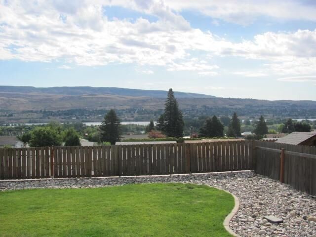 Property Photo:  1517  Ernie Court  WA 98801