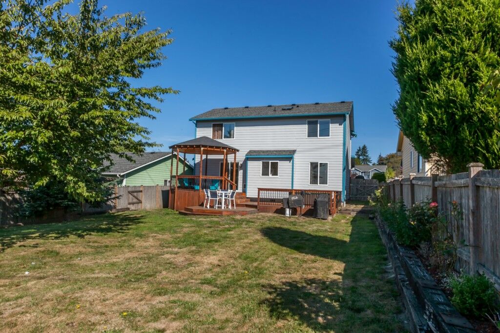 Property Photo: 1007 Lake Crest Dr WA 98290